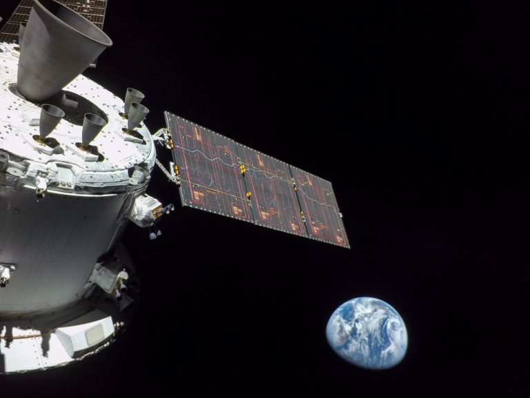 NASA-ina svemirska letjelica Orion na putu prema Mjesecu s našim planetom u pozadini (©NASA).