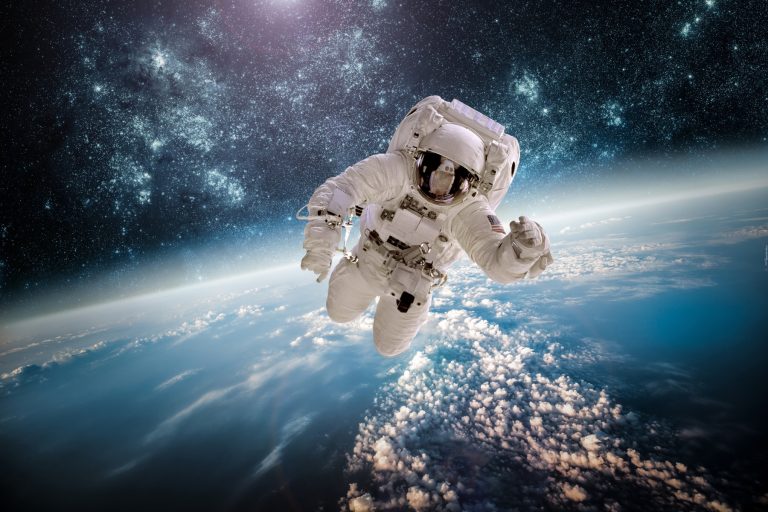 Astronaut slavi u svemiru