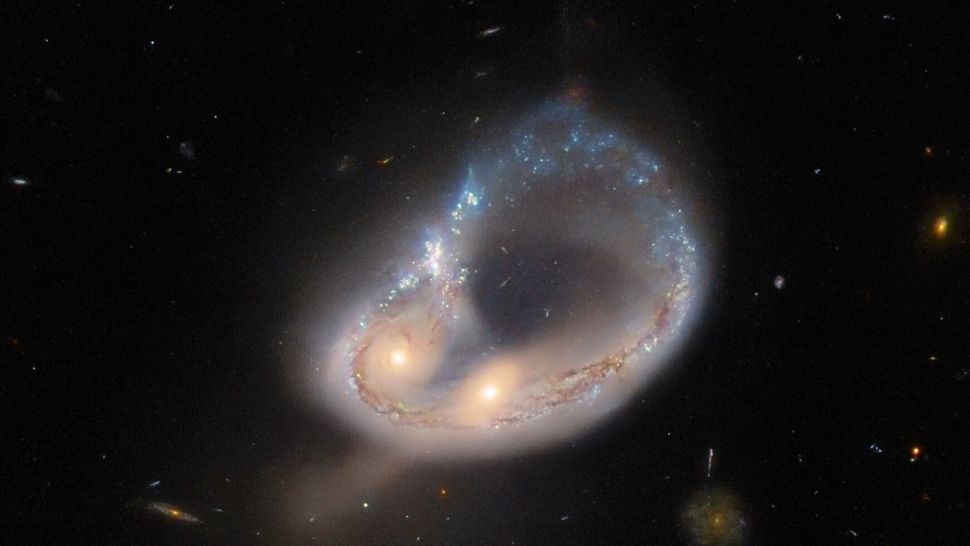 Hubble je snimio spajanje dvije galaksije, zajedno poznate kao Arp-Madore 417-391 (©ESA,Hubble, NASA et al).
