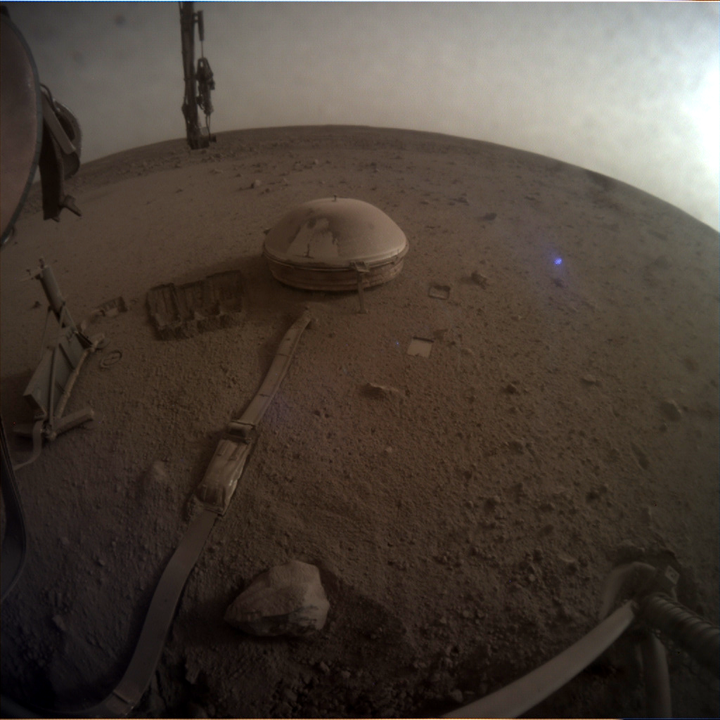 Još jedna fotografija koju je snimio InSight prikazuje dijelove njegovog seizmografa prekrivenog prašinom. Izvor: NASA.