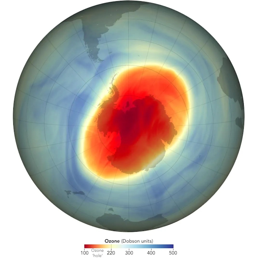 Ova karta prikazuje veličinu i oblik ozonske rupe iznad Južnog pola 5. listopada 2022. godine, kada je dosegla svoj jednodnevni maksimum (©NASA Earth Observatory, Joshua Stevens).