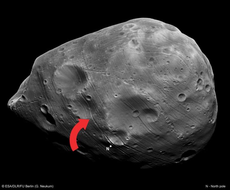 Neobične pukotine koje podsjećaju na 'autoceste' prožimaju površinu Marsovog prirodnog satelita Fobosa (©NASA).