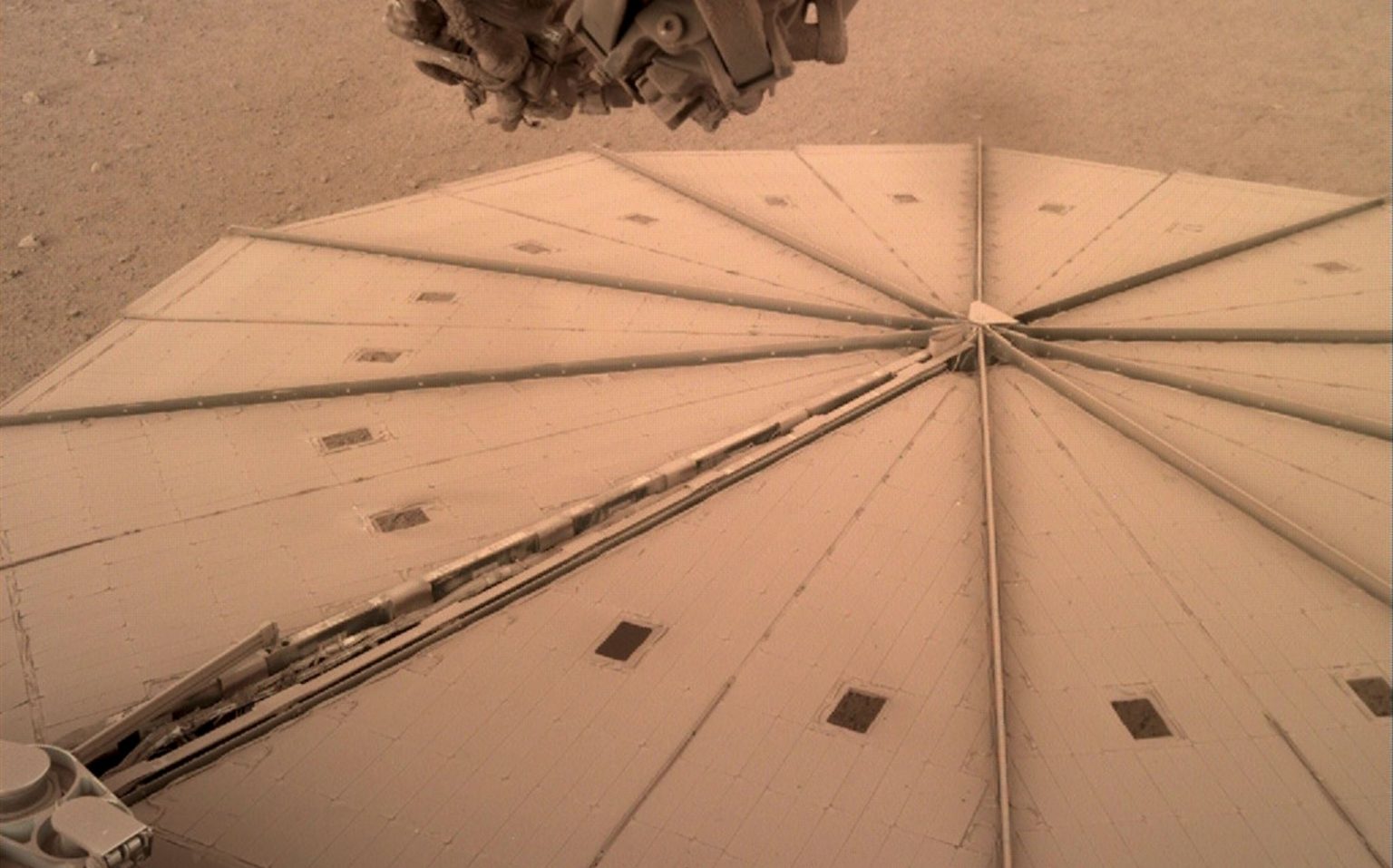 Solarni paneli InSight landera prekriveni prašinom. Izvor: Nasa.gov.