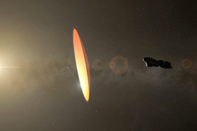 Usporedba između Loebove ideje o tome kako izgleda 'Oumuamua i općeprihvaćene verzije izduženog oblika. Zasluge: Mark Garlick/Znanstvena fototeka