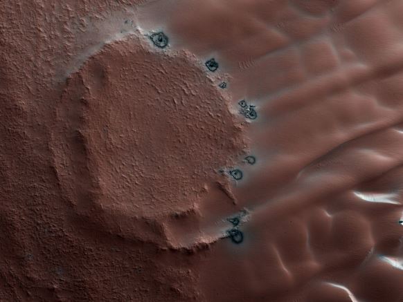 Neobične strukture nalik 'pečenim jajima' na Marsu. Izvor: NASA/JPL-Caltech/Sveučilište Arizona.