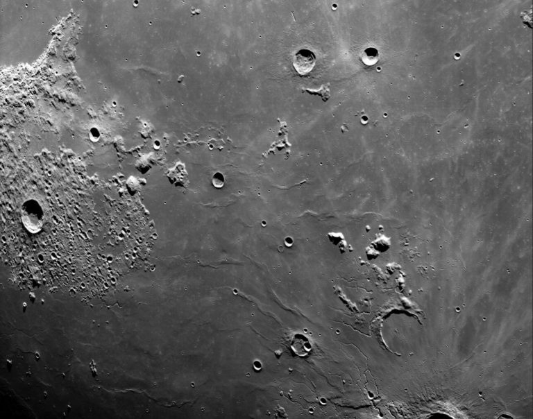 Letjelica Orion snimila je ovaj zadivljujući pogled izbliza na Mjesečevu površinu tijekom jednog od preleta iznad našeg prirodnog satelita (©NASA/Orion/Artemis I).
