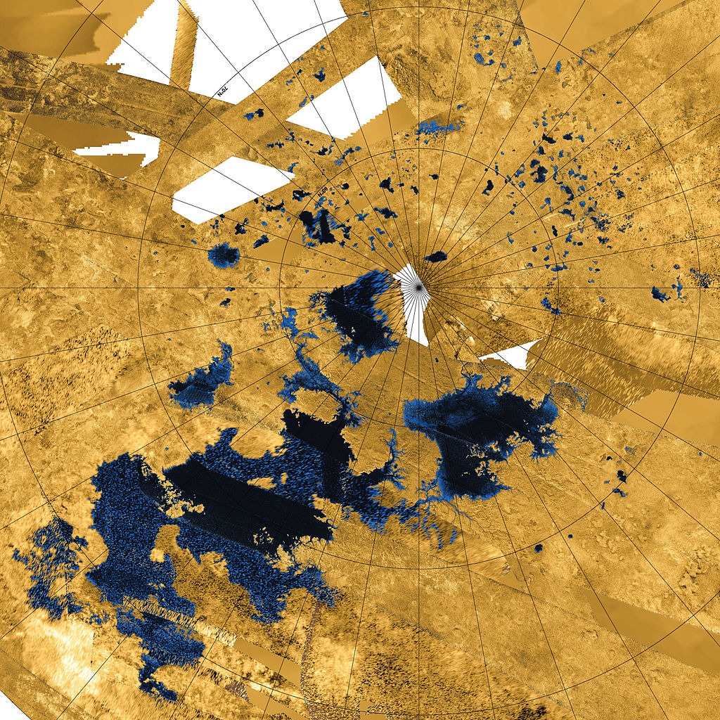 Mozaik radarskih snimka površine Titana koji otkriva tekuća tijela etan, metan i otopljenog dušika. More 'Kraken Mare' – najveće more na površini mjeseca – nalazi se dolje lijevo (©NASA).