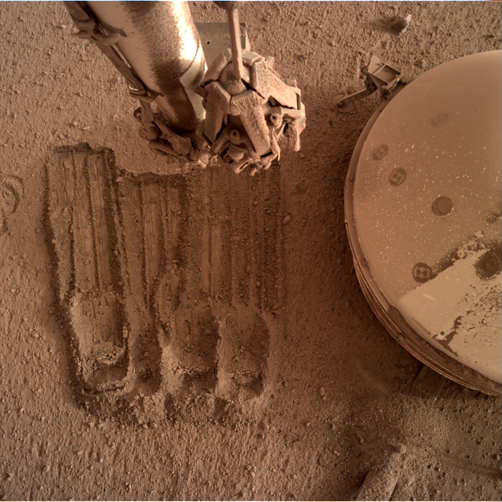 Na ovoj – vjerojatno jednoj od  posljednjih – fotografiji vidimo robotsku ruka lendera InSighta (©NASA).