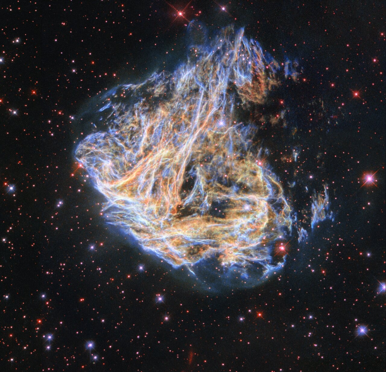 Šarene 'niti' i 'ploče' plina koji svijetli narančastom i plavom bojom ostatci su supernove koja se dogodila kada je masivna zvijezda došla do kraja svog života (©ESA/Hubble & NASA, S. Kulkarni, Y. Chu).