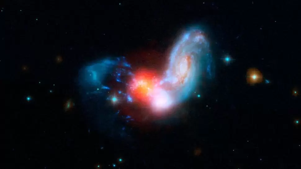 Sudar dviju spiralnih galaksija. Astronomi smatraju da je naša galaksija dosegla današnju veličinu kroz niz sličnih spajanja i sudaranja (©NASA).