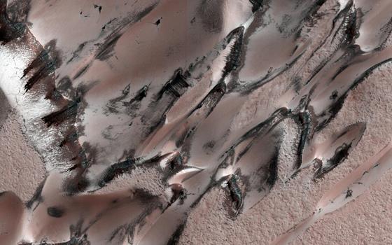 Mraz ugljičnog dioksida prekriva megadine na Marsu - Mars Reconnaissance Orbiter. Izvor: NASA/JPL-Caltech/Sveučilište Arizona.