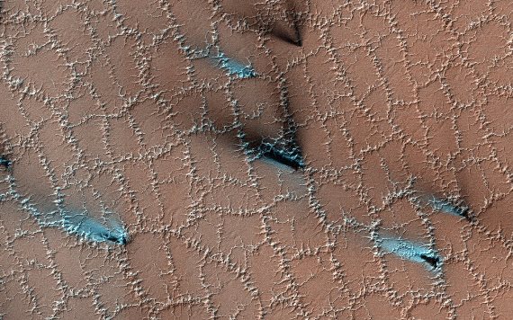 HiRISE kamera Mars Reconnaissance Orbitera snimila je poligonalne oblike pukotina u tlu koji su uzrokovani djelovanjem vodenog leda. Izvor: NASA/JPL-Caltech/University of Arizona.