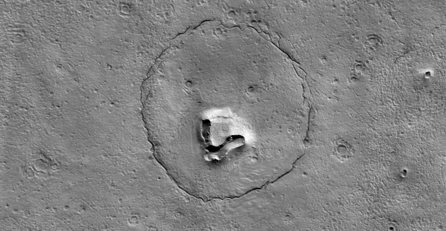 Fotografija koja prikazuje 'medvjeđe lice' na površini Crvenog planeta (©NASA) - naslovna
