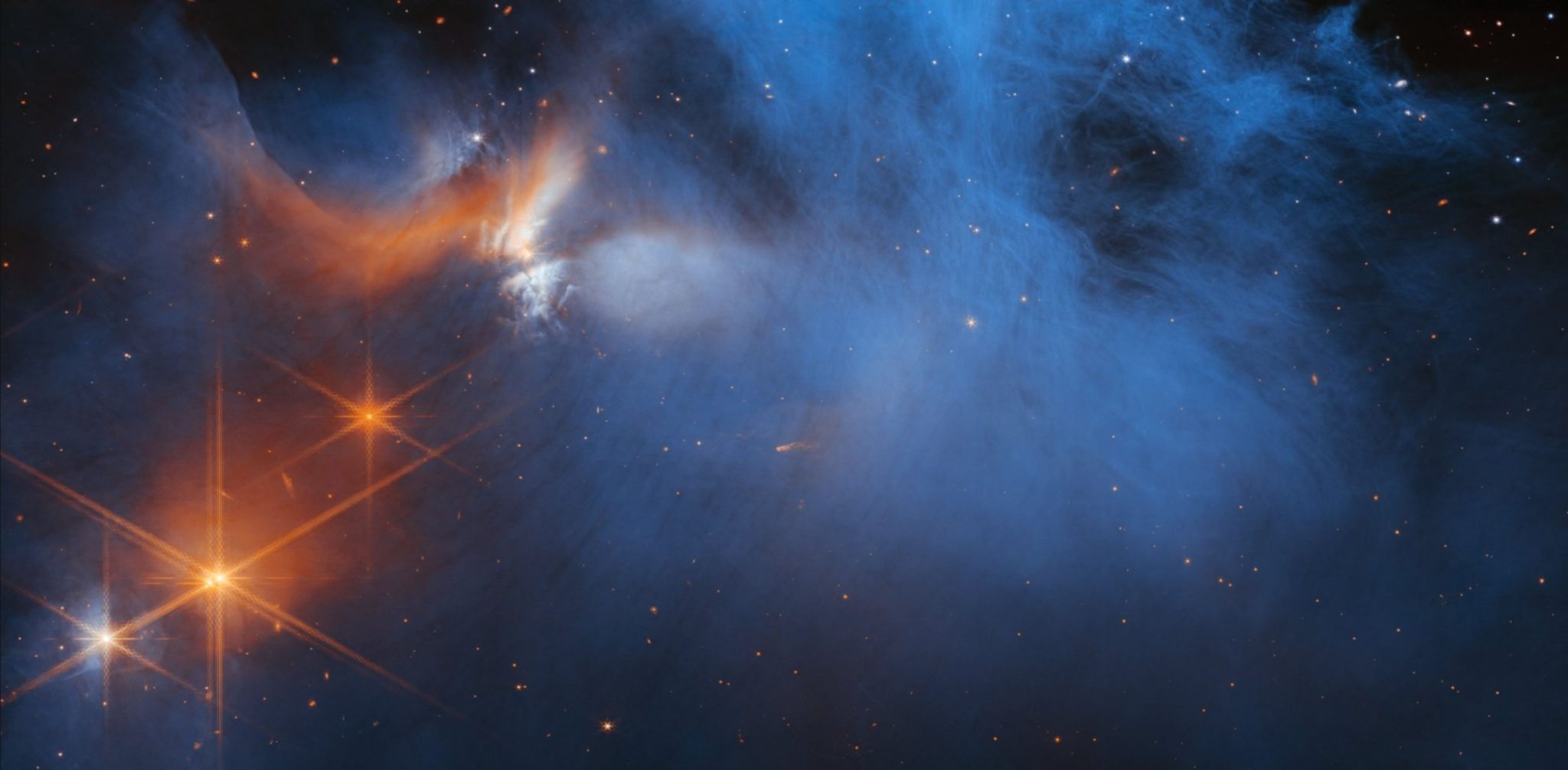 Ledeni oblak 'Kameleon 1'. U ovom molekularnom oblaku (rodnom mjestu zvijezda i planeta) James Webb pronašao je razne smrznute molekule – poput ugljičnog dioksida i metana – koje bi mogle postati 'građevni blokovi' života (©NASA/ESA/CSA et al).