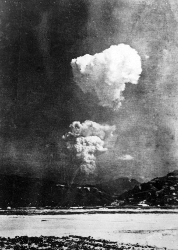 Slika 'gljive' atomske eksplozije iznad Hirošime, snimljena nekoliko minuta nakon detonacije 6. kolovoza 1945. godine (©Honkawa Elementary School, WikipediaCommons).
