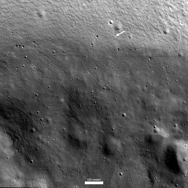 Prva slika kratera Shackleton nastala zahvaljujući 'ShadowCam' kameri južnokorejskog lunarnog orbitera. Bijela strelica prikazuje mjesto gdje se velika stijena 'otkotrljala' niz zid kratera (©NASA/KARI).