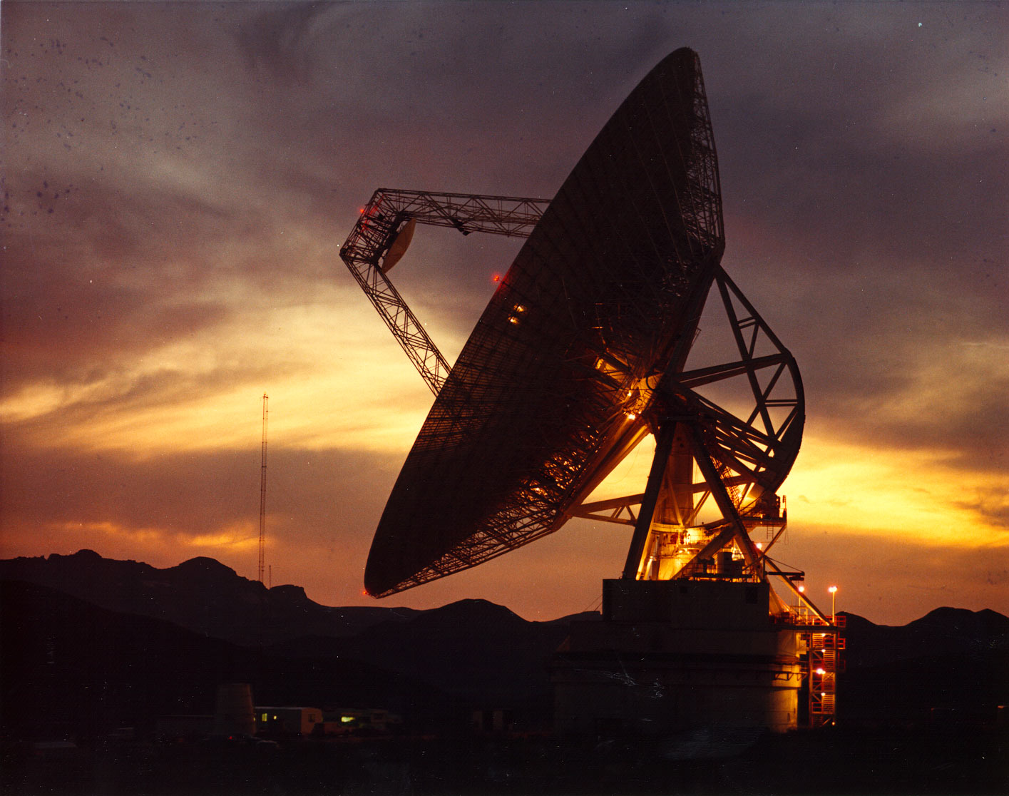 Radio teleskop i umjetna inteligencija. Izvor: Wikimedia commons.