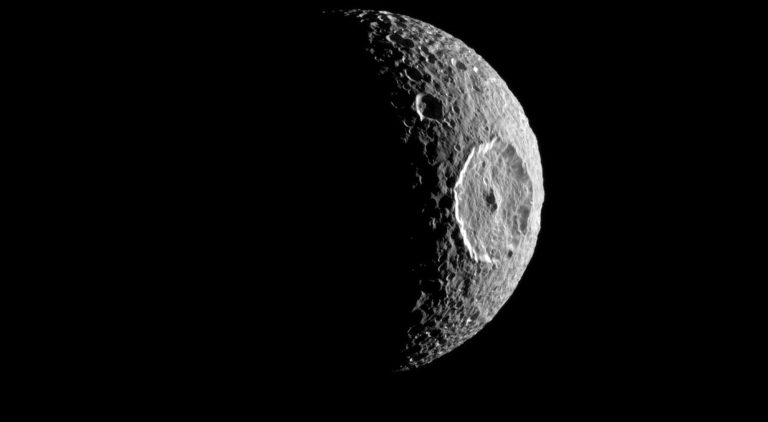 Mimas-Moon-of-Saturn (Curiosmos)