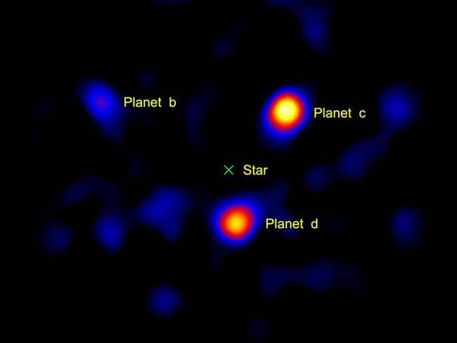 Tri (od četiri) planeta u sustavu HR8799. Planeti, za koje se smatra da su plinoviti divovi masivniji od Jupitera, prvi su put snimljeni 2008. godine (©NASA/JPL-Caltech/Palomar Observatory).