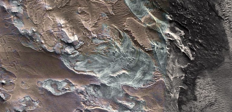 Fotografija glečera na Marsu. Zasluge: NASA MRO HiRISE, CRISM, Lee et al. 2023.