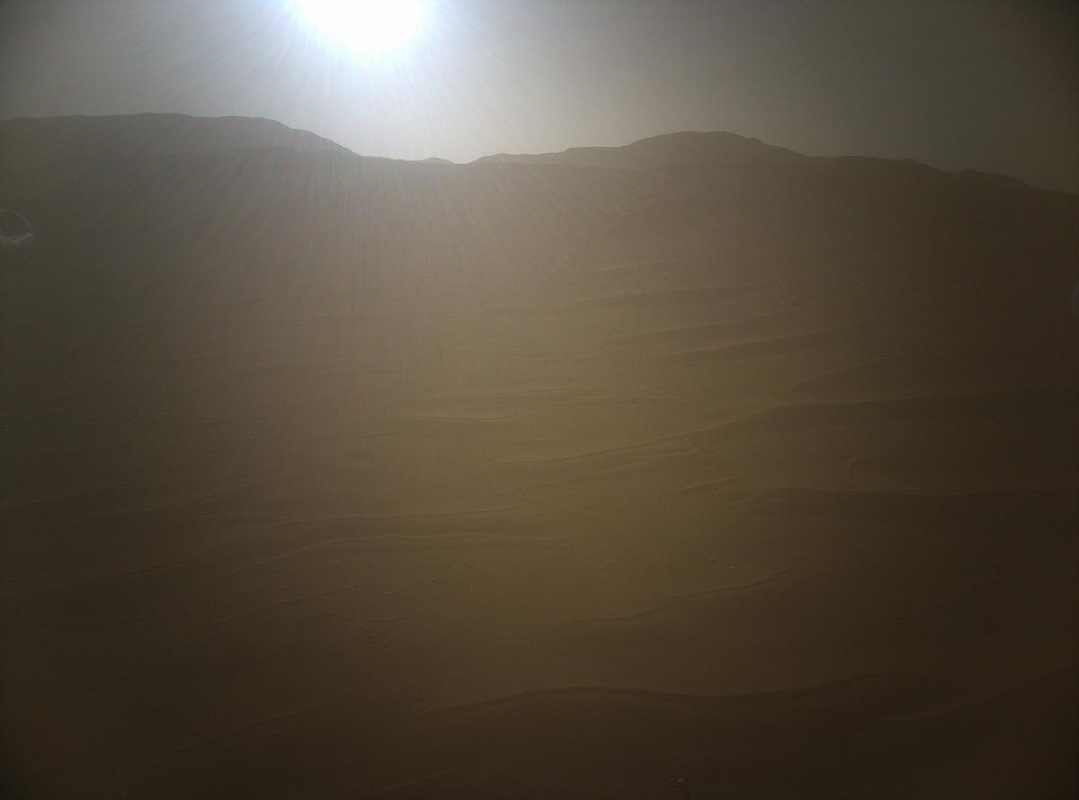 Fotografija zalaska suna na Marsu koju je snimio Ingenuity. NASA/JPL-Caltech.