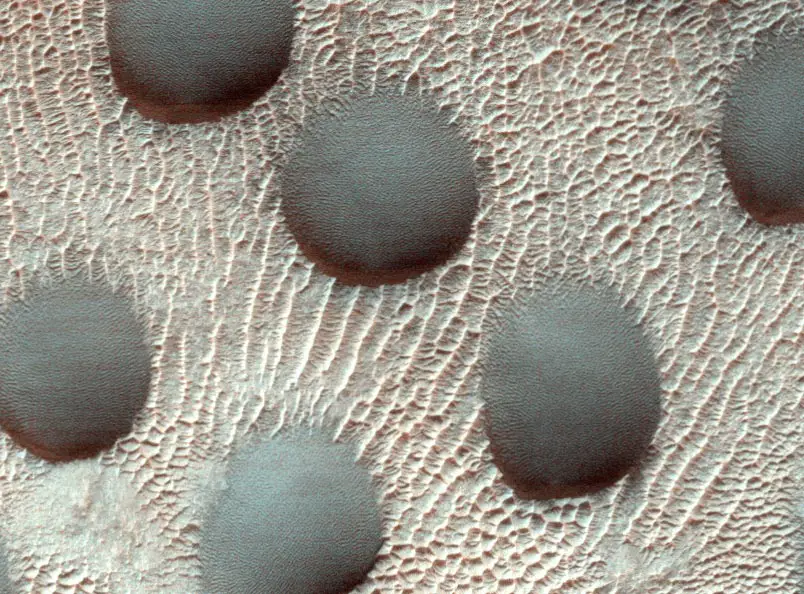 Marske pješčane dine s površinom prekrivenom mrazom. Zasluge: NASA / JPL-Caltech / Sveučilište u Arizoni.