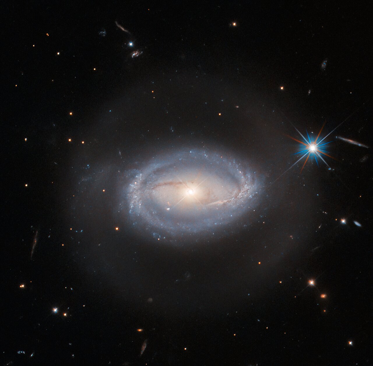 Ova fotografija prikazuje Z 229-15. Zasluge: ESA/Hubble & NASA, A. Barth, R. Mushotzky.