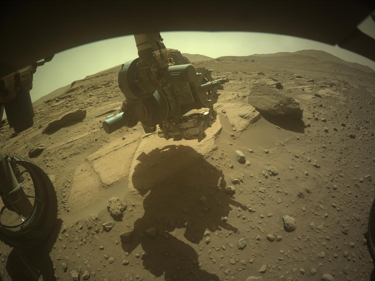 22 ožujka 2023. (Sol 741), rover Perseverance NASA-e na Marsu snimio je fotografiju terena ispred sebe pomoću ugrađene kamere A za izbjegavanje opasnosti s prednje lijeve strane. Autori: NASA/JPL-Caltech.