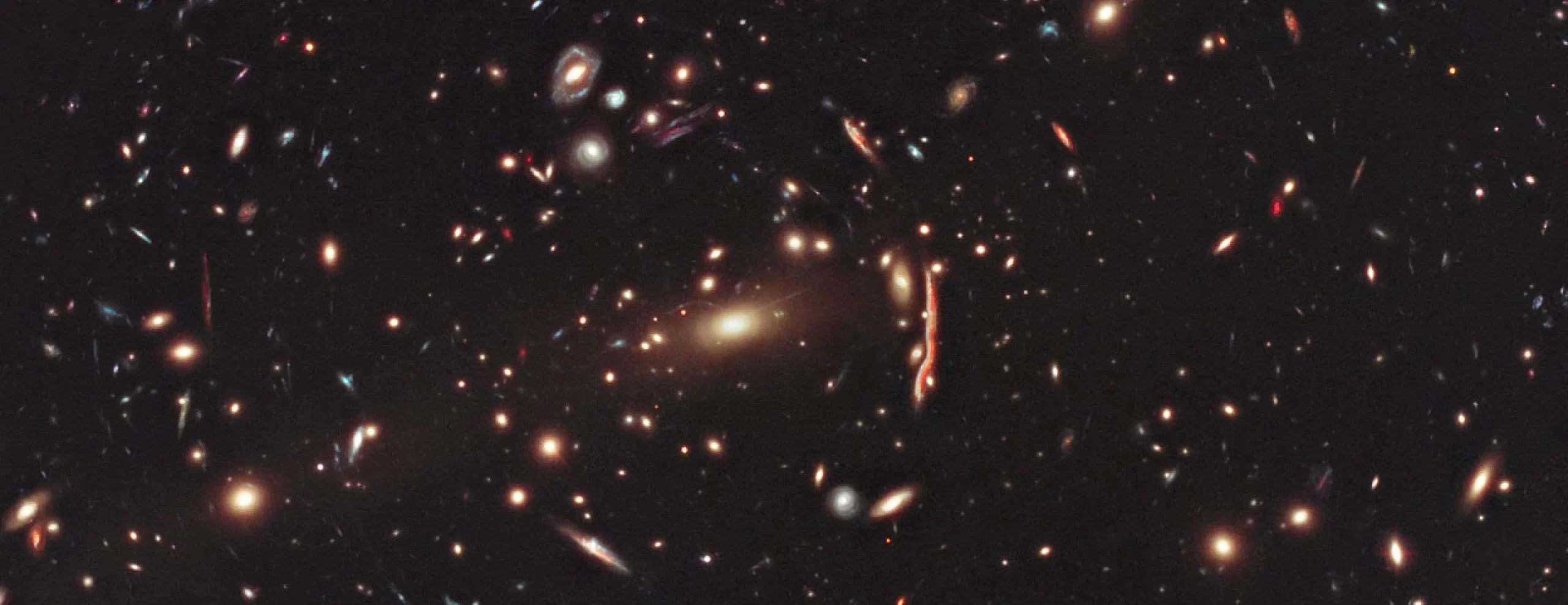 Ova slika s NASA ESA Hubble svemirskog teleskopa prikazuje klaster galaksija MACS J1206. Zasluge: NASA, ESA, M. Postman (STScI) and the CLASH Team