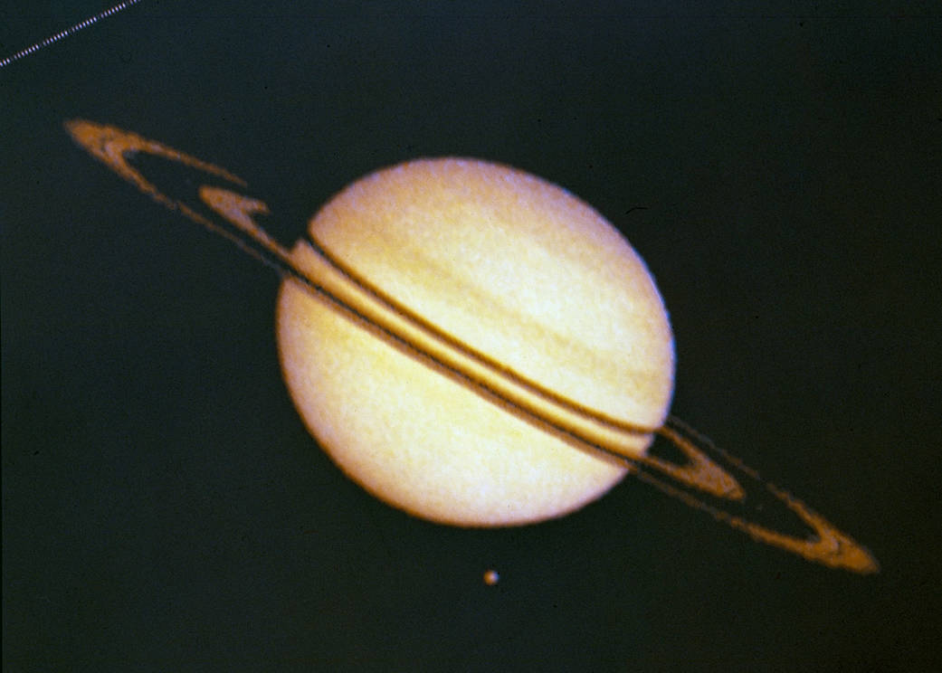 Fotografija Saturna i Titana. Pioneer 11/NASA.