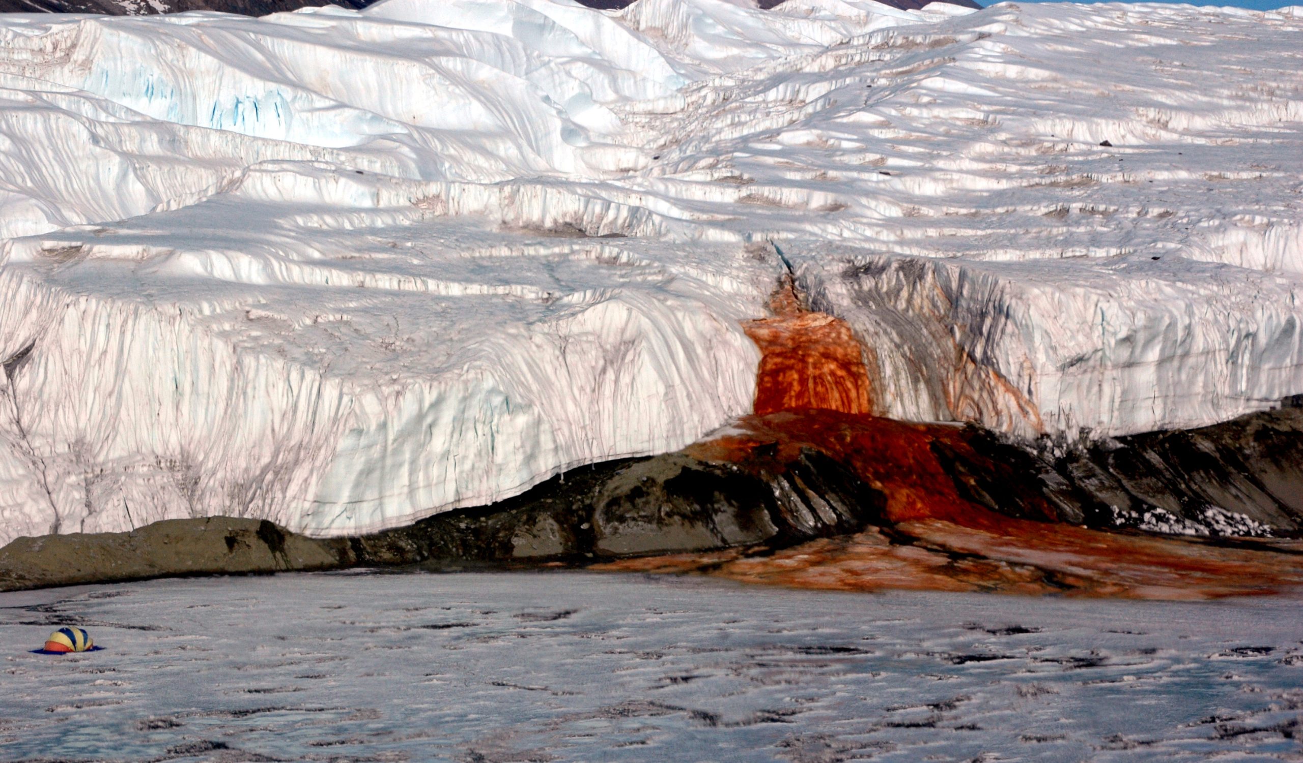 Slika krvavog vodopada na Antarktici.
