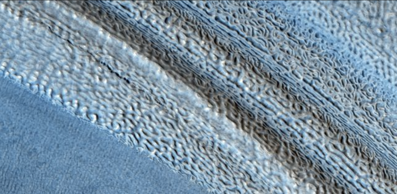 I dalje se nagađa što točno stvara ovaj misteriozni krajolik na Marsu. Zasluge: NASA/JPL-Caltech/UArizona