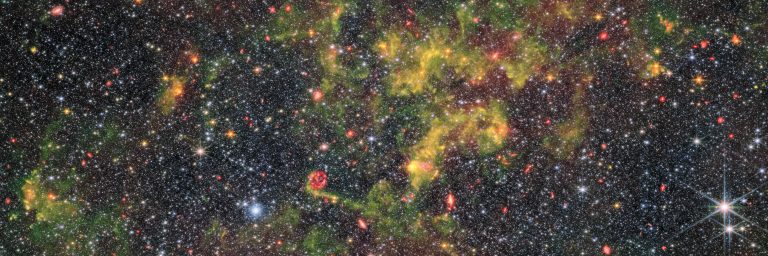 Nepravilna galaksija NGC 6822 kroz leće Jamesa Webba