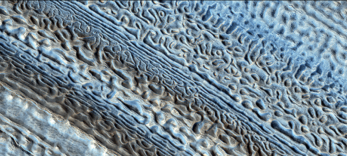 Misteriozni krajolik na Marsu zbunjuje znanstvenike. Zasluge: HiRISE.