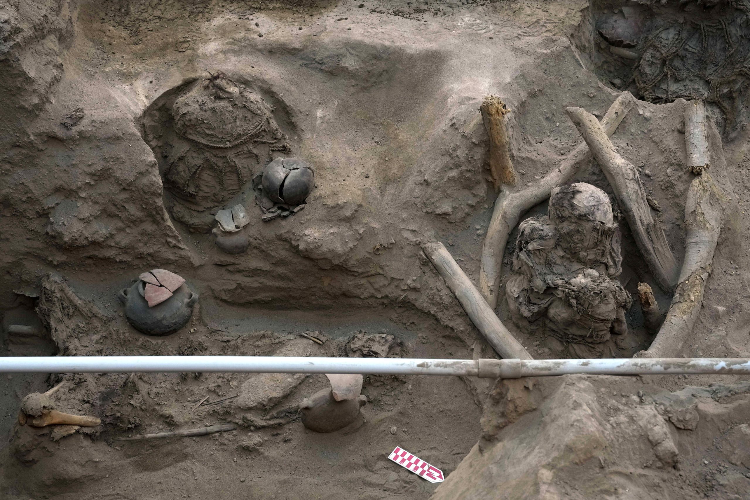 Drevni Grobovi Otkriveni tijekom Proširenja Plinske Mreže u Peruu