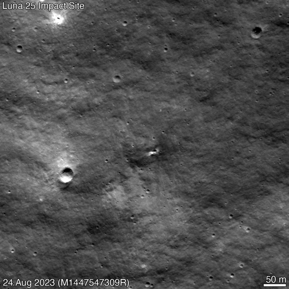 Ovaj GIF izmjenjuje se između LRO prikaza od 27. lipnja 2020. i 24. kolovoza 2023. – prije i nakon pojave novog udarnog kratera vjerojatno od ruske misije Luna 25. Zasluge: NASA-in Goddard Space Flight Center