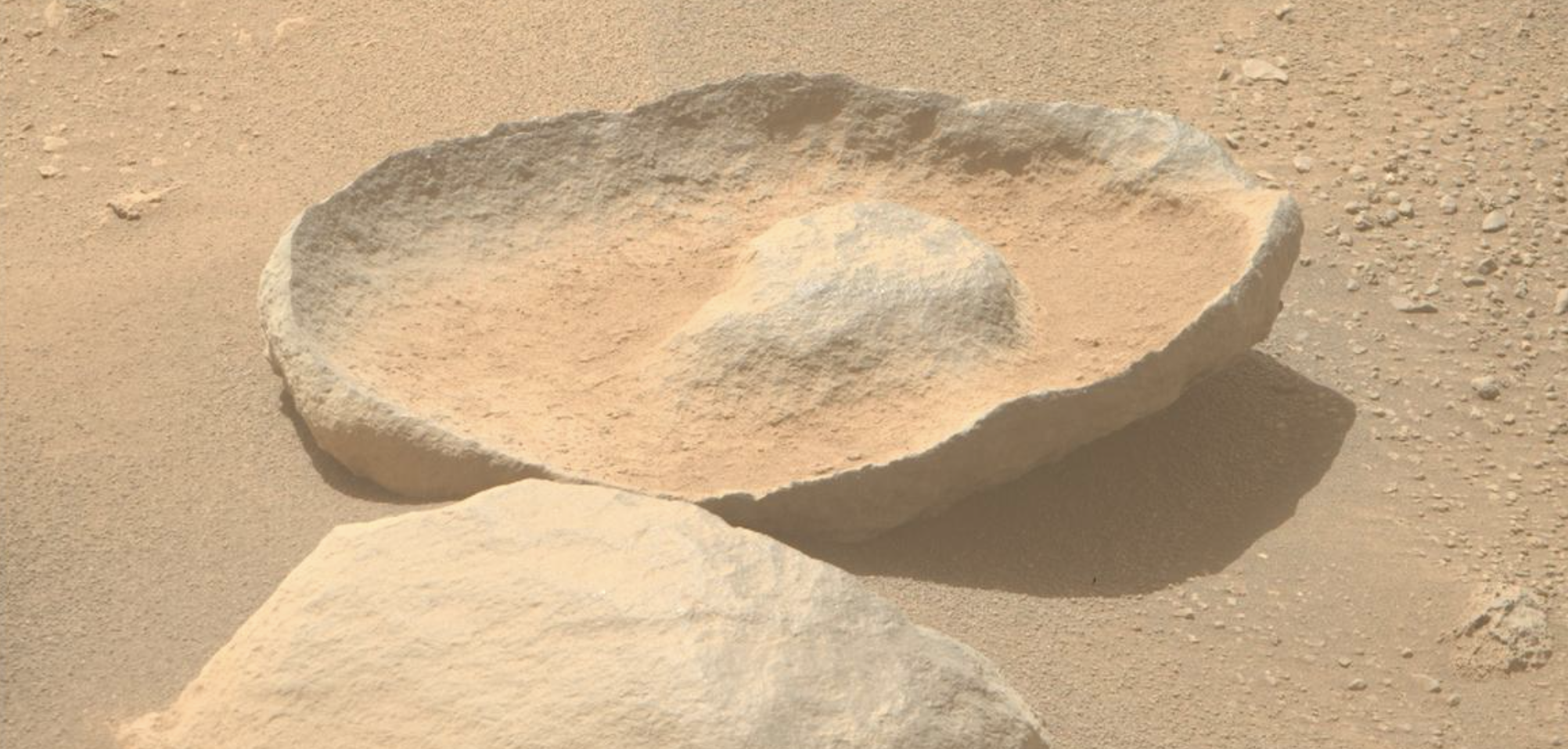 NASA-in rover pronašao je na Marsu kamen koji izgleda kao sombrero