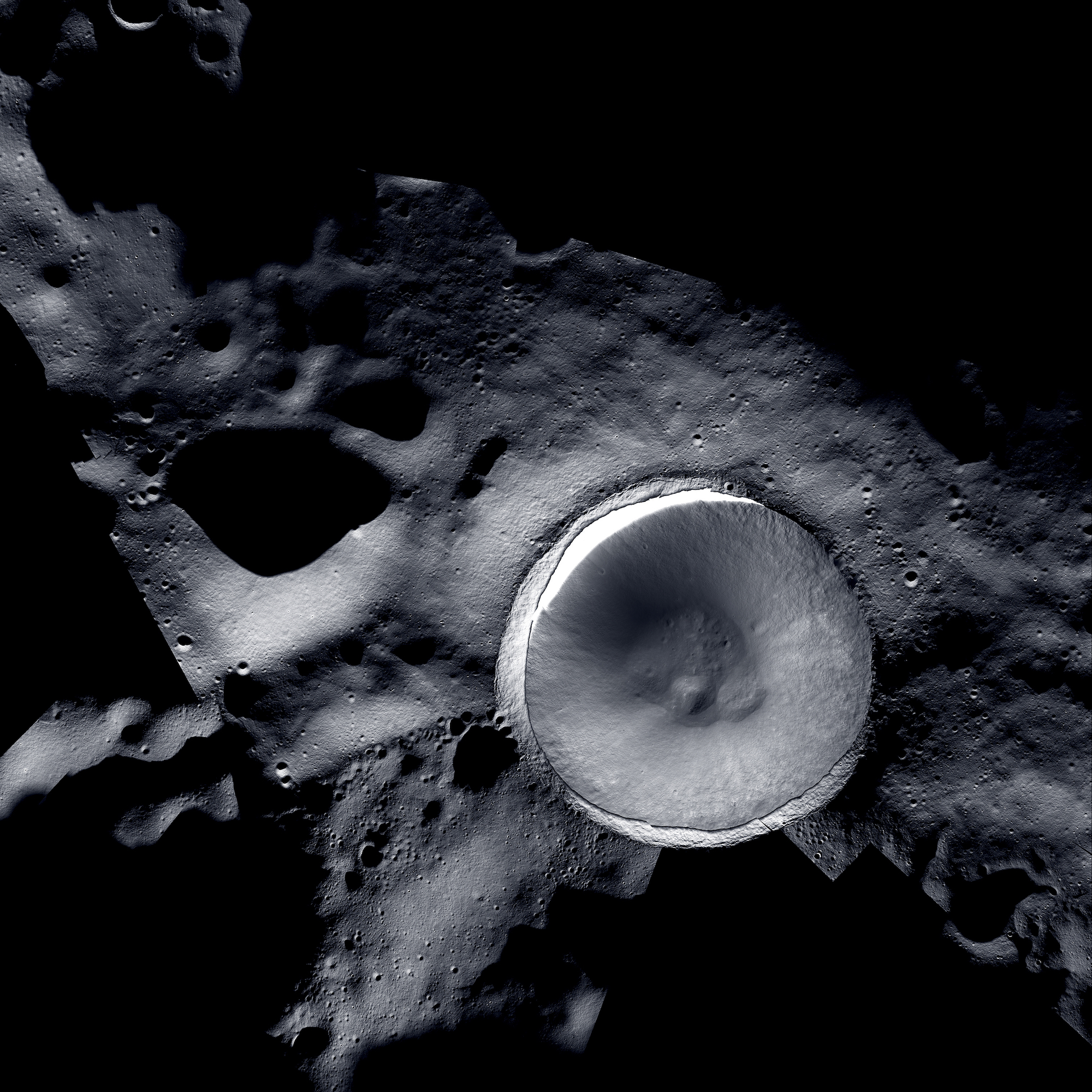 Ovo je detaljan prikaz Shackletonovog kratera. Fotografije pružene od strane NASA/KARI/ASU, sastavljene od timova LROC-a i ShadowCama.