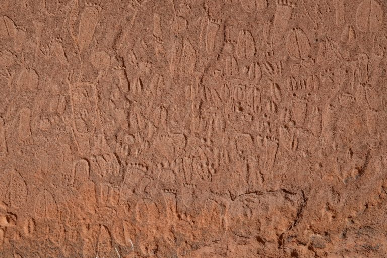 Pećinske Gravure Namibije - Oživljavanje Tragova Kasnog Kamenog Doba