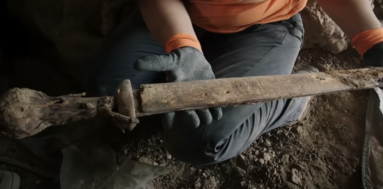Rimski mačevi stari 1900 godina pronađeni u špilji. YouTube