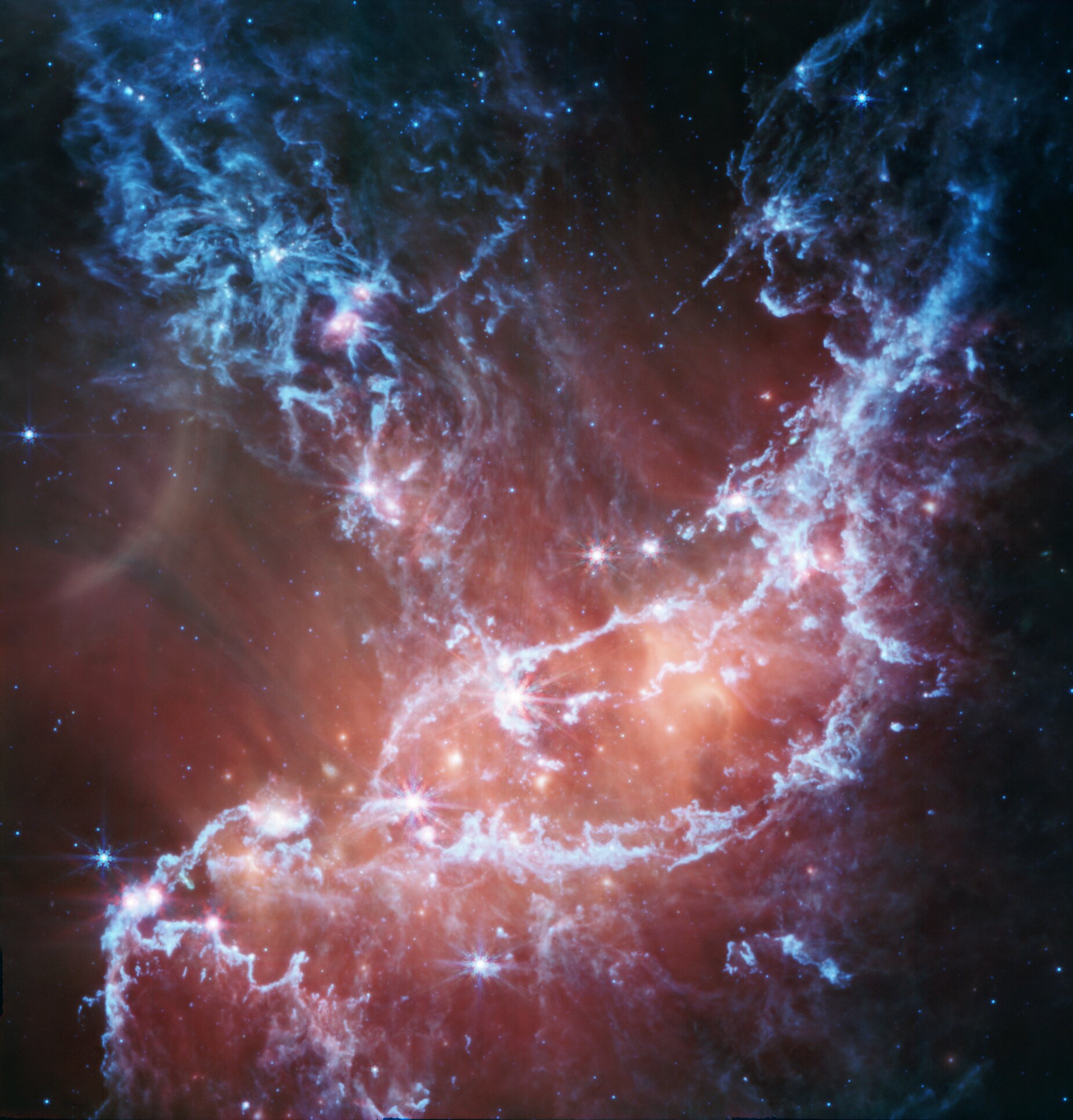 Najnovija infracrvena slika NGC 346 iz NASA-inog teleskopa James Webb i njegovog srednje-infracrvenog instrumenta (MIRI) ističe emisije hladnog plina i prašine. Na ovoj slici, plava boja označava silikate i specifične čađave molekule zvane policiklički aromatski ugljikovodici, ili PAHs. Širi crveni sjaj dolazi od prašine koja se zagrijava zbog najsjajnijih, masivnih zvijezda u središtu regije. Slika koristi spektar koji seže od 7,7-mikronskog svjetla (prikazanog u plavoj boji) do 21 mikrona u crvenoj. Zasluge za sliku idu NASA-i, ESA-i, CSA-i, STScI, Nolanu Habelu (NASA-JPL), a obradu slike obavio je Patrick Kavanagh (Sveučilište u Maynoothu).