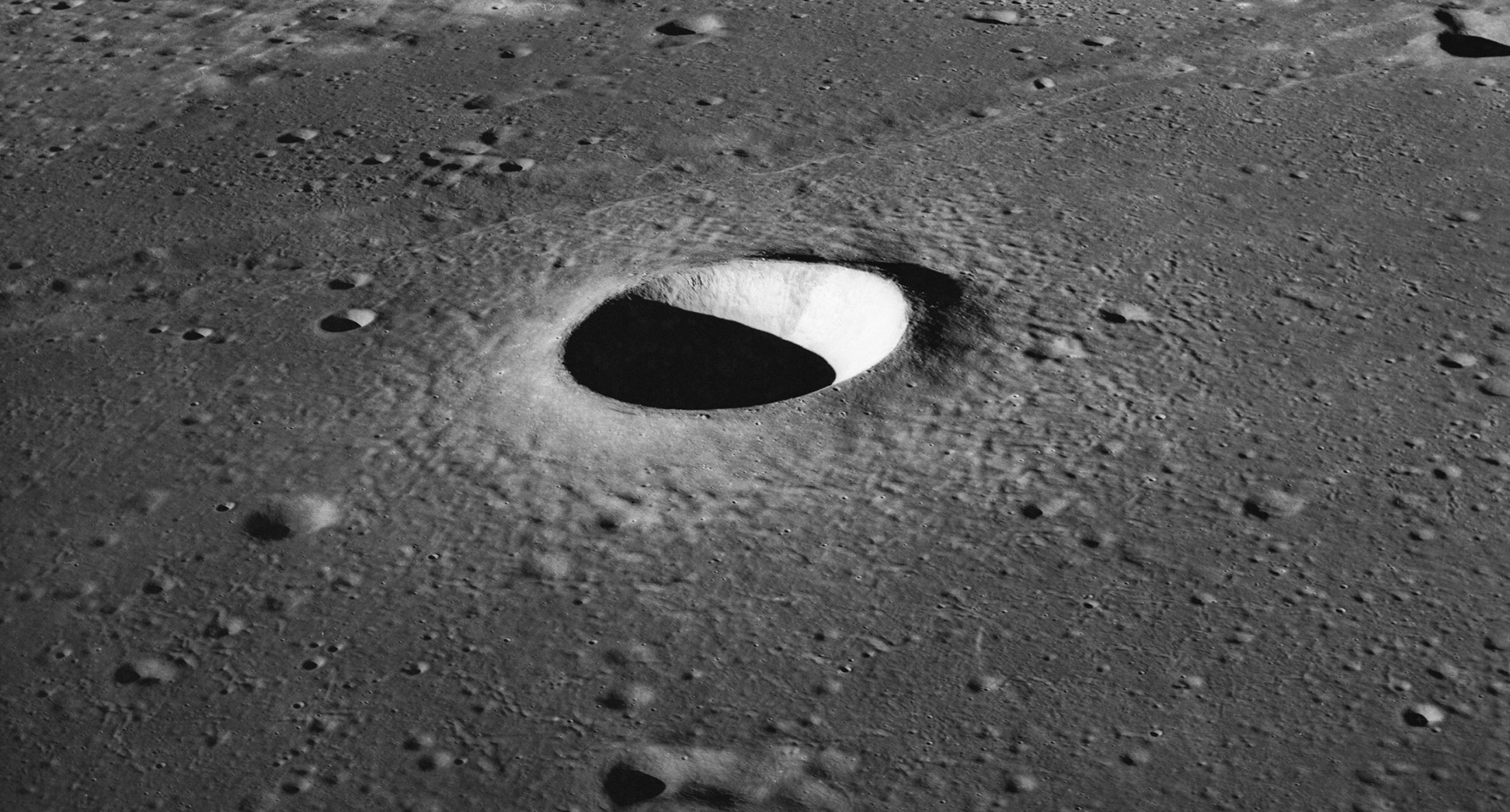 Bočni pogled na krater Moltke snimljen iz Apolla 10. Zasluge: Javna domena