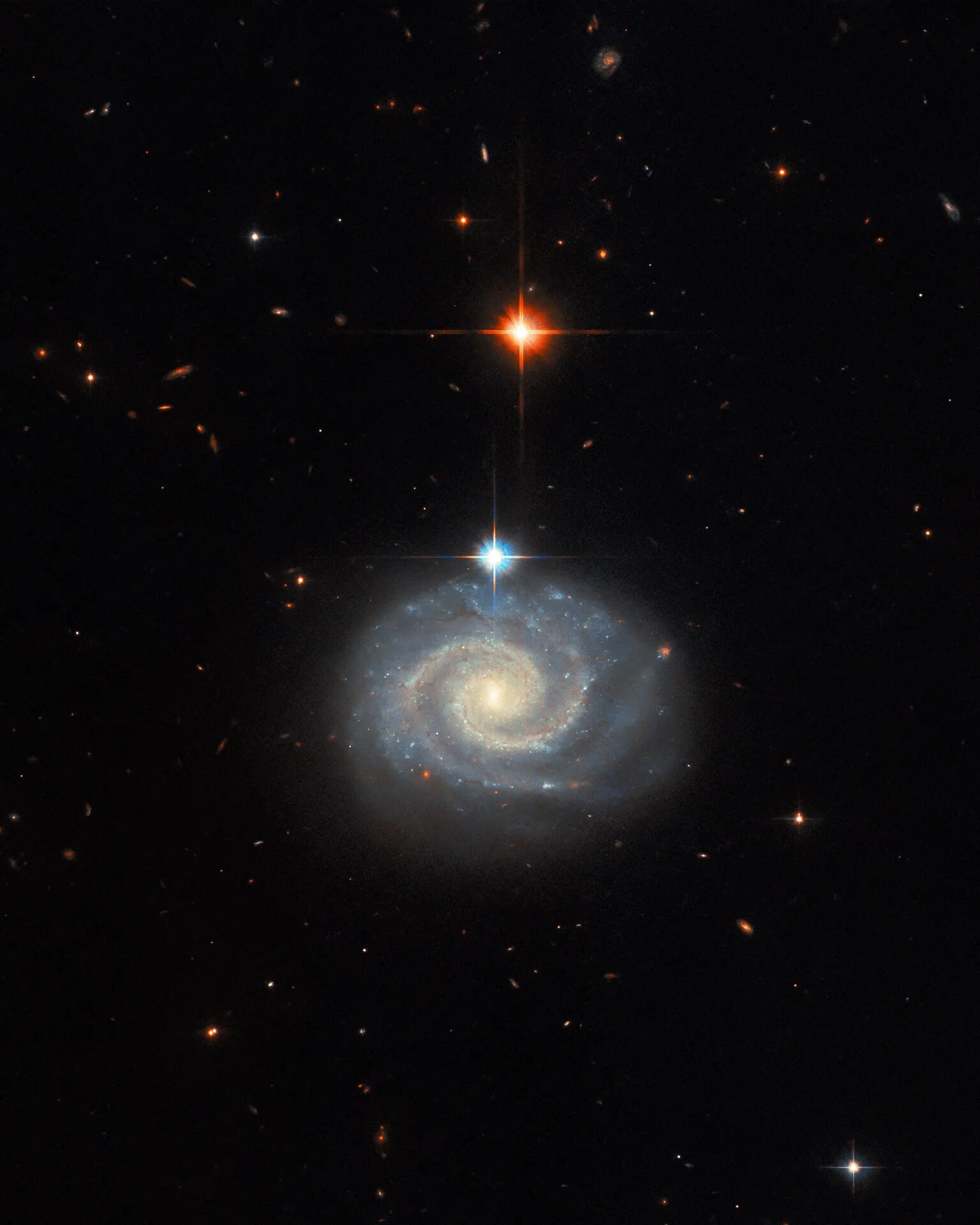 Ova slika NASA Hubble svemirskog teleskopa prikazuje svijetlu spiralnu galaksiju poznatu kao MCG-01-24-014, koja se nalazi oko 275 milijuna svjetlosnih godina od Zemlje. Zasluge: ESA