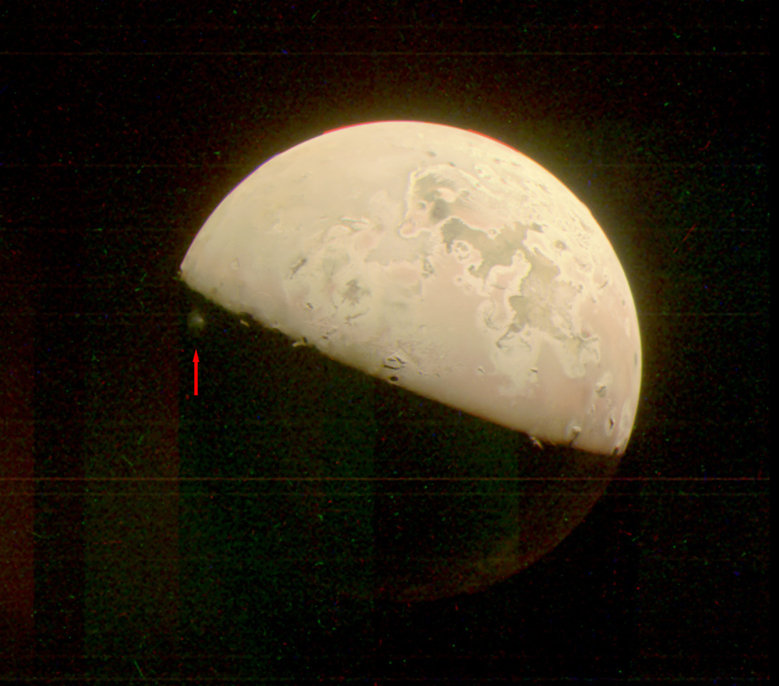 Ova slika mjeseca Io, koji pripada Jupiteru, zabilježena je koristeći JunoCam, kameru za snimanje u vidljivom spektru svjetla, dok je NASA-ina svemirska letjelica Juno prolazila pored ovog jovijanskog mjeseca 15. listopada 2023. Izraziti stup vulkanske pare, koji se nalazi iznad područja vulkana Prometej, vidljiv je kako se izdvaja iz mraka na lijevoj strani slike, odmah ispod terminatora, granice koja razdvaja svijetlu i tamnu stranu mjeseca. Zasluge: NASA.