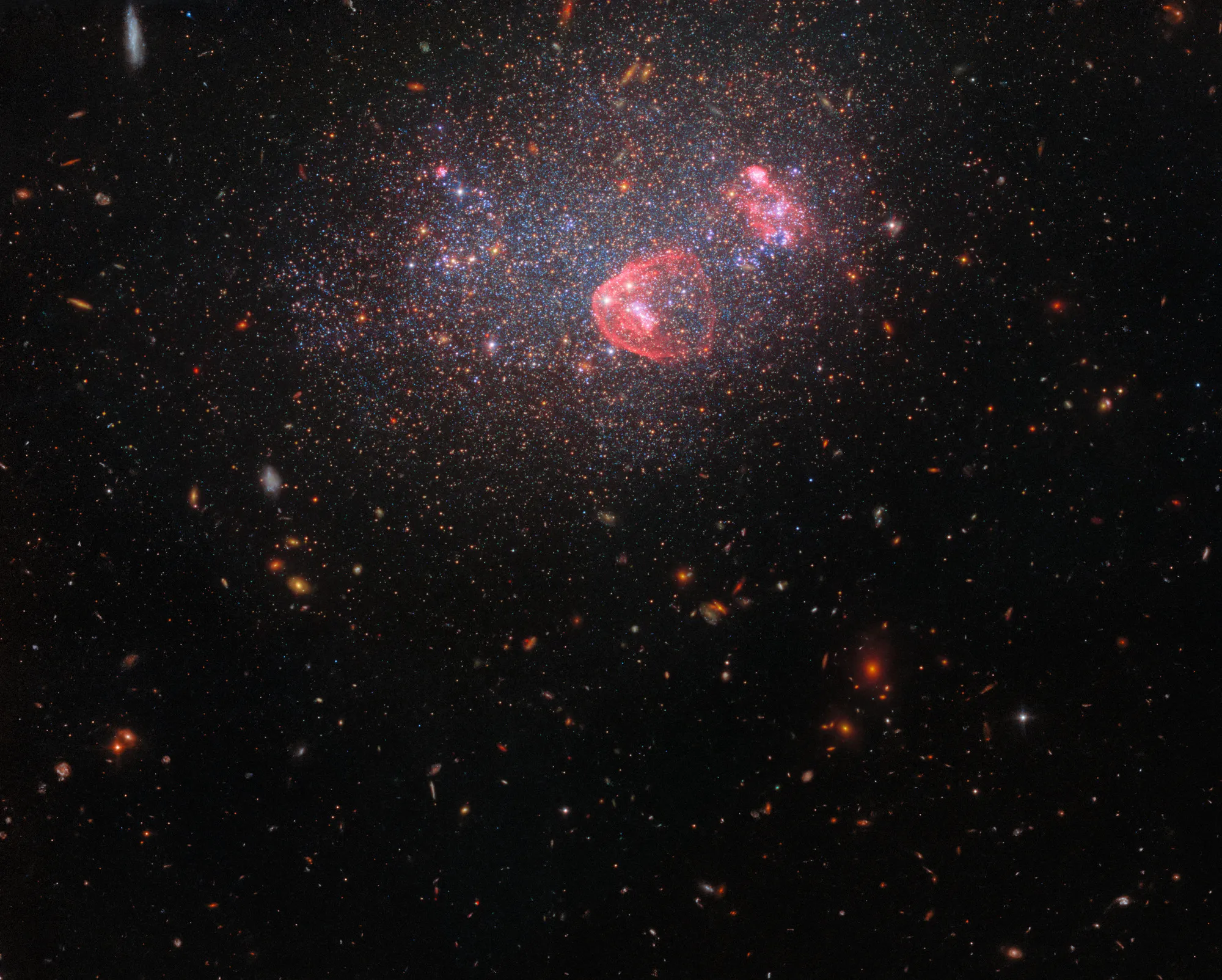 Ova slika patuljaste nepravilne galaksije, UGC 8091, rezultat je spajanjem podataka iz Širokokutne kamere 3 i Napredne kamere za istraživanja Hubble teleskopa. ESA/Hubble, NASA, ESA, Yumi Choi (NOIRLab NSF-a), Karoline Gilbert (STScI), Julianne Dalcanton (Centar za računalnu astrofiziku/Flatiron Inst., Sveučilište Washington).