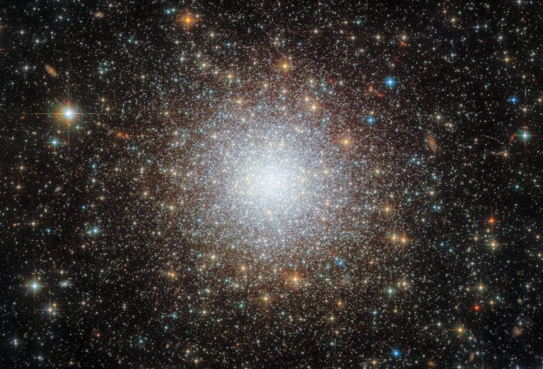 Ova zadivljujuća fotografija svemirskog teleskopa Hubble pokazuje gusto zbijeni kuglasti skup poznat kao NGC 2210. Zasluge: Hubble.