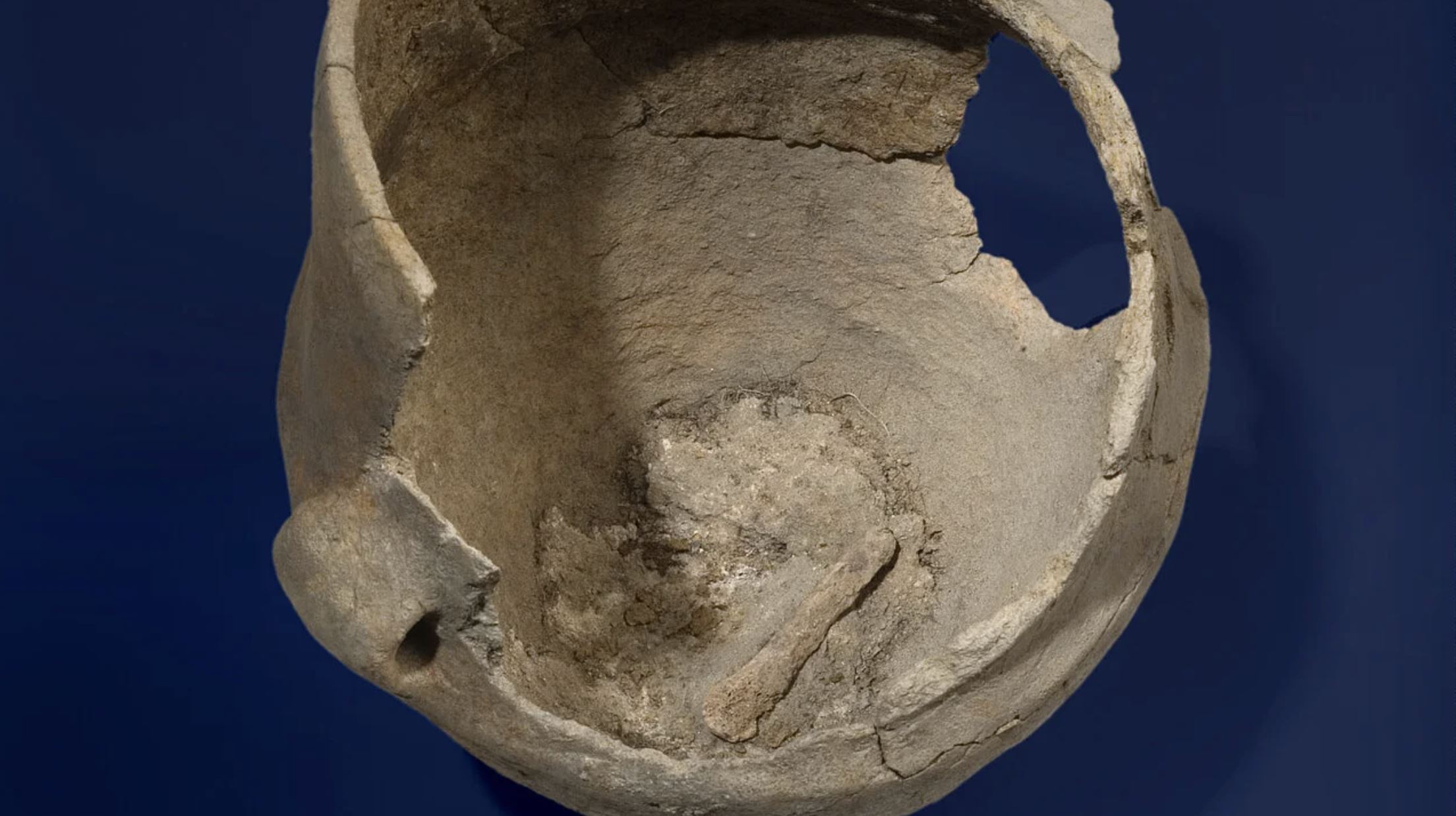 5000 godina stara čaša s izgorenim organskim ostacima iz Oldenburga LA 77