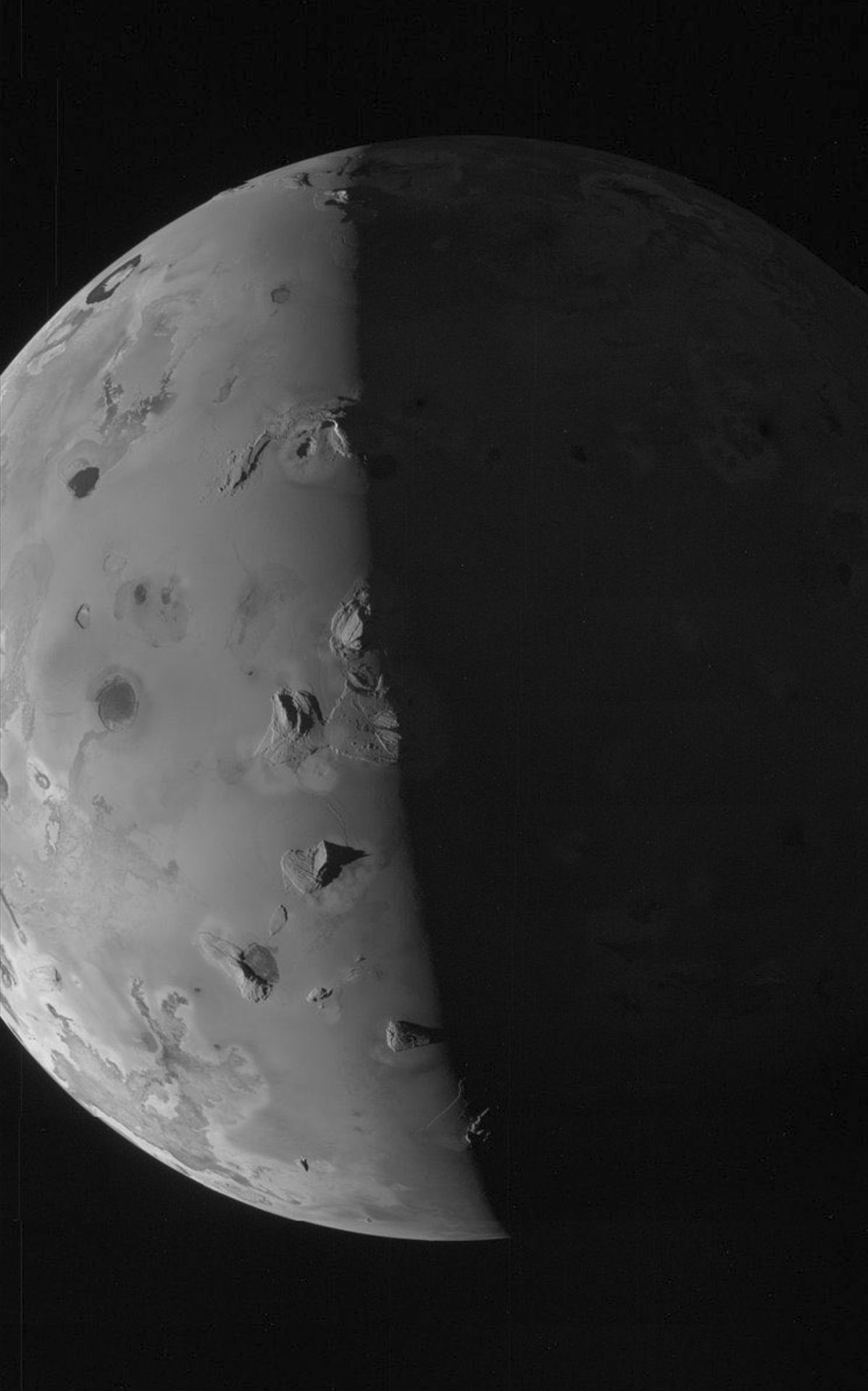 Crno-bijela fotografija Jupiterovog mjeseca Ije. Zasluge: Juno.