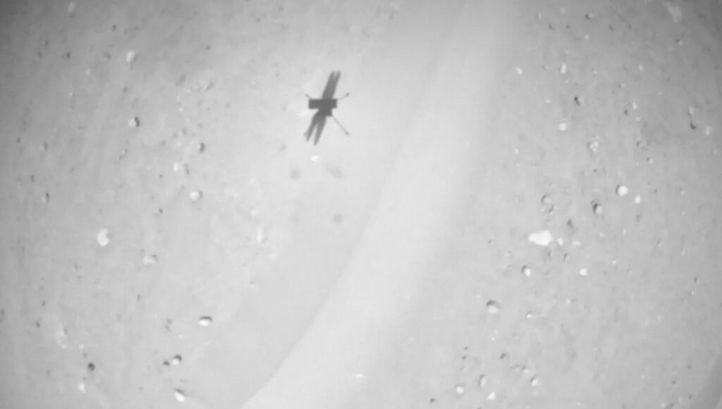 Helikopter NASA-e Ingenuity snimio je ovu sliku vlastite sjene tijekom svog 69. leta na Crvenom planetu, koji se dogodio 20. prosinca 2023. (Autor slike: NASA/JPL-Caltech)