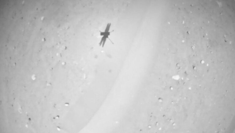 Helikopter NASA-e Ingenuity snimio je ovu sliku vlastite sjene tijekom svog 69. leta na Crvenom planetu, koji se dogodio 20. prosinca 2023. (Autor slike: NASA/JPL-Caltech)